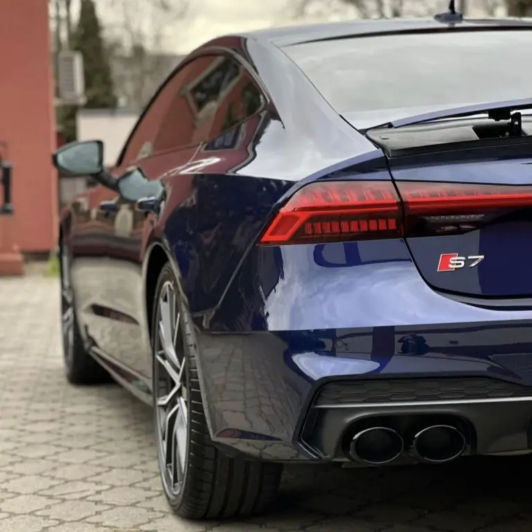 Granatowy samochód sportowy